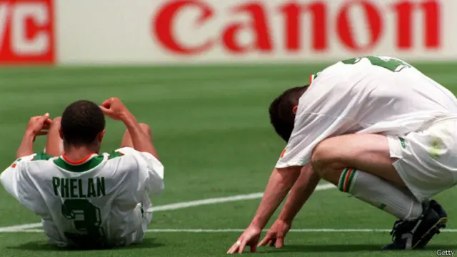 La República de Irlanda sufrió el extremo calor durante el Mundial de EE.UU. Terry Phelan y Denis Irwin lamentan la derrota ante México.