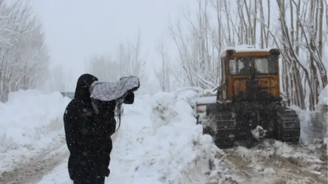 که څه هم چې د ژمي له رارسیدو څه د پاسه دوه میاشتې تیرې شوي ، خو د سالنګونو پر هسکو غرونو وریدلې وروستۍ واوره بې سارې ده 