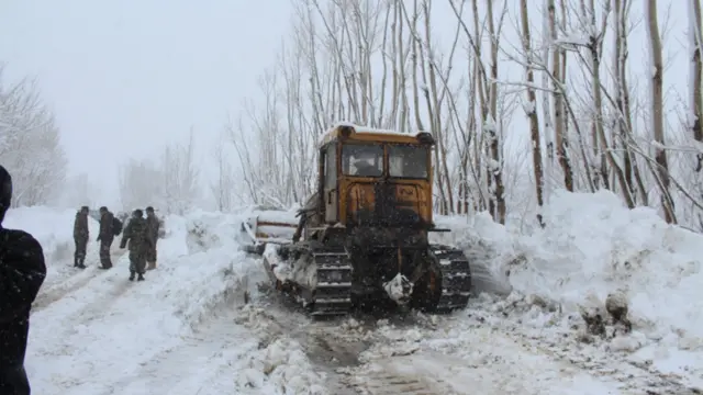 خو یوازې سړه هوا نه ده چې موټر چلونکي یې پکو کړي ، بلکې داسې موټر چلونکي هم لږ نه و چې په سالنګونو کې د خوراکي توکو د کموالي او ګرانۍ څخه تر پوزې رسیدلي دي