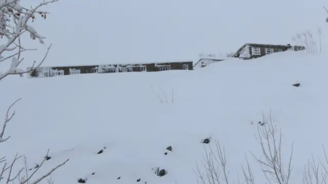 د څو تیرو کلونو په ترڅ کې څو څو ځله پر سالنگونو درنې واورې وريدلې خو دغه لويه لاره چې د افغانستان شمال له ختيځ او نور لوريو سره تړي د دوو ورځو راهیسې د واورې وريدو له کبله تړل شوې وه.