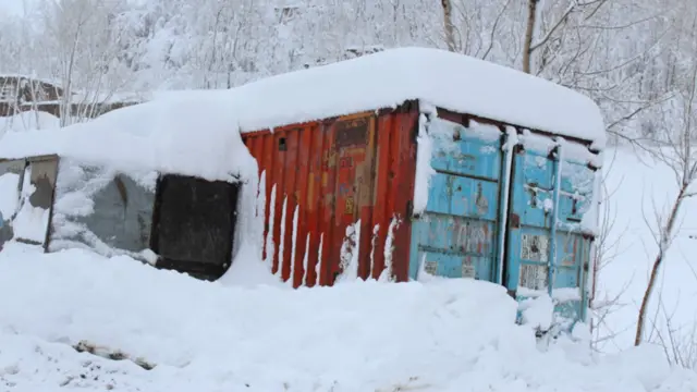 شاوخوا درې کاله مخکې په همدغه ستونزمنه لاره کې طوفاني واورې نژدې دوه سوه لاروۍ سپرلۍ ووژلې.