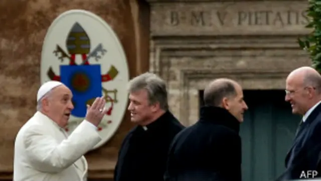 El diputado aseguró que intercambia correos con el Papa habitualmente.