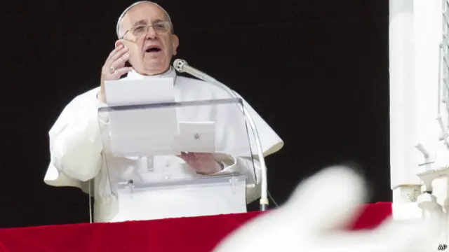 El papa Francisco dijo informarse de la situación en México por obispos de ese país.