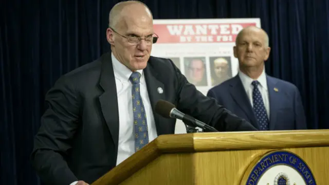 FBI'ın siber suçlar yardımcı direktörü Joseph Demarest, basın toplantısında konuşuyor.