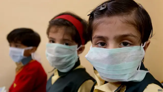 احمد آباد میں سکول اور کالجوں میں جن طلبہ کو کھانسي کی شکایت تھی انہیں چھٹی دے دی گئی ہے 