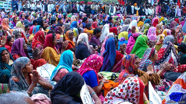 भूमि अधिग्रहण अध्यादेश के खिलाफ दिल्ली में धरना देतीं महिलाएं. 