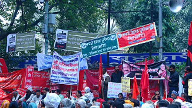 दिल्ली में धरना देते विभिन्न संगठनों के लोग