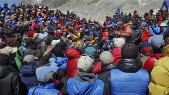 نیپال میں شیرپا روایتی طور پر کوہ پیمائی میں شرکت کرتے ہیں اور بیرونی کوہ پیماؤں کو سہولت فراہم کرتے ہیں