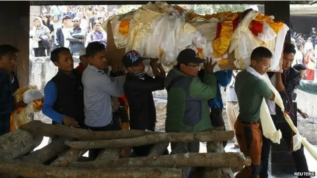 گذشتہ سال شیرپا نے اپنے 16 ساتھیوں کی موت پر احتجاج کیا تھا جس کے نتیجے میں کوہ پیمائی بند کر دی گئی تھی