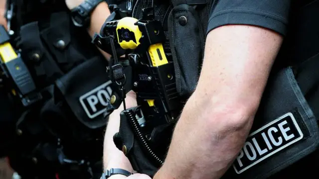 Bocah termuda di Inggris yang pernah ditembak dengan senjata listrik berusia 14 tahun.