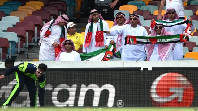 برزبین میں ہونے والے اس میچ میں تماشائیوں کی تعداد کم تھی تاہم متحدہ عرب امارات کے بعض مداح گابا میں اپنی ٹیم کی حوصلہ افزائی کرتے نظر آئے۔