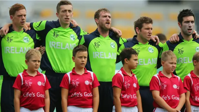 یہ دونوں ٹیمیں پہلی بار کسی ون ڈے انٹرنیشنل میں آمنے سامنے ہیں۔ یہاں آئرلینڈ کی ٹیم کو قومی ترانہ پڑھتے دیکھا جا سکتا ہے۔