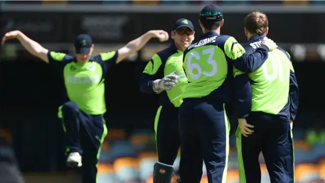 کرشنا کراتے کا وکٹ لینے کے بعد آئرلینڈ کے کھلاڑی جشن مناتے ہوئے۔