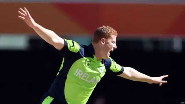 یہاں آ‏ئرلینڈ کے کھلاڑی کیون اوبرائن کو یو اے ای کے بیٹسمین سوپنیل پاٹل کے وکٹ پر جشن مناتے دیکھا جا سکتا ہے۔