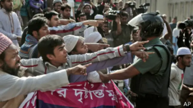 बांग्लादेश में पुलिस से झड़प
