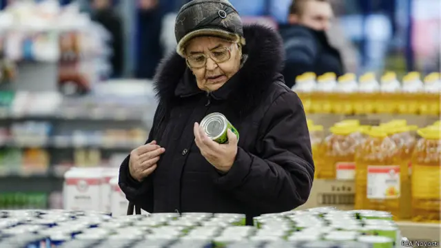 Покупательница в магазине Великого Новгорода