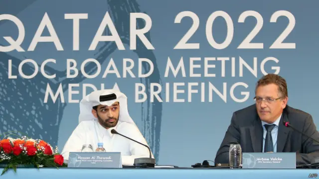 El secretario general de la FIFA, Jerome Valcke (der.)