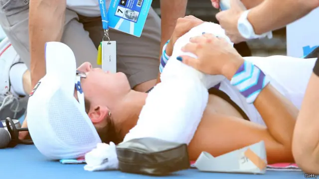 Ярославі Шведовій надають медичну допомогу на корті в Австралії