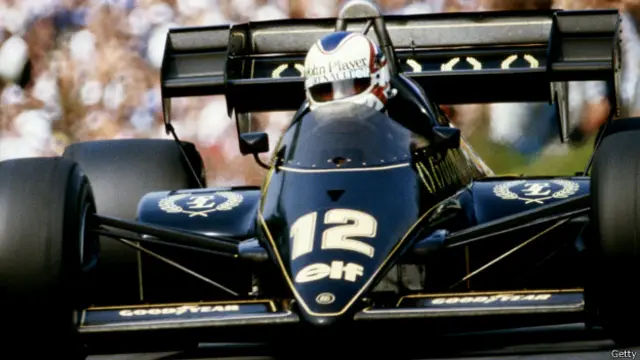 У Найджела Менселла з команди Lotus на останньому повороті закінчилось пальне,