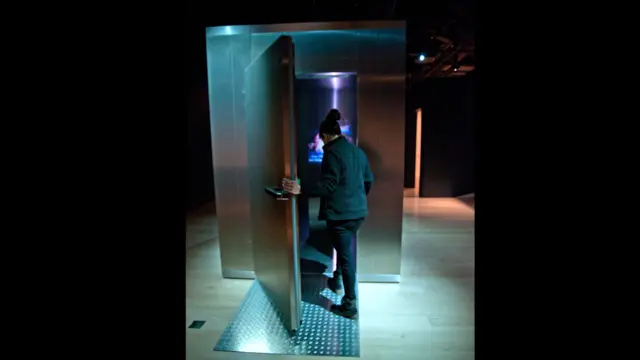 Инсталляция "Внутри холодильника в морге"