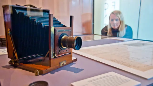 Зарисовки со места убийств, предположительно совершенных Джеком-Потрошителем, а также фотоаппарат, которым были сделаны полицейские снимки