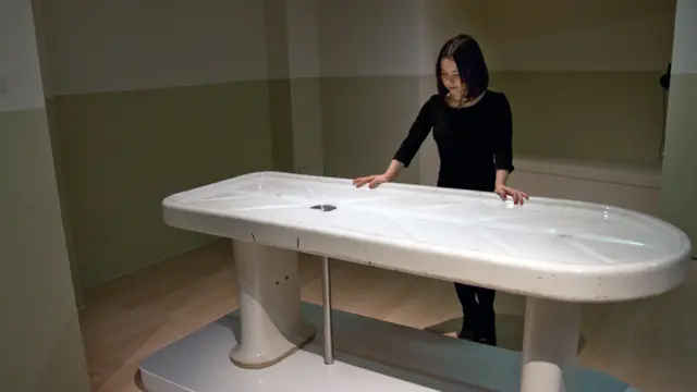 Анатомический стол работы знаменитой фарфоровой фабрики Royal Doulton 