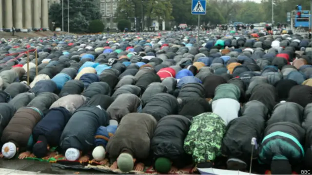 मुसलमान नमाज़ अदा करते हुए