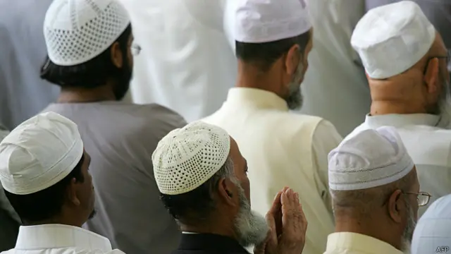 Musulmanes británicos durante oraciones