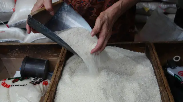 Proporsi konsumsi beras didorong juga naiknya pendapatan.