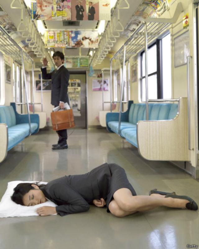 Девушка спит голая в поезде