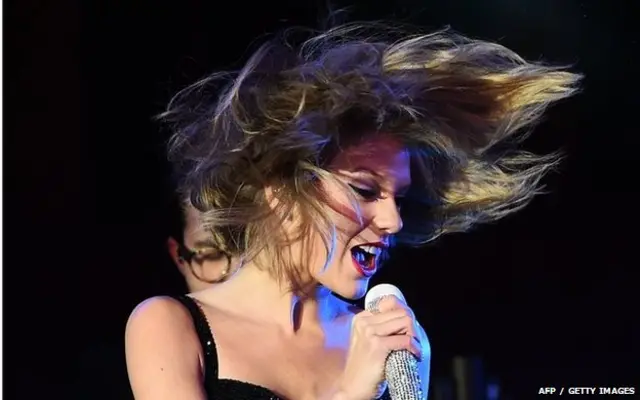 تیلور سویفت جایزه خواننده زن جهانی را برد