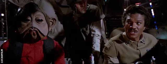Nien Nunb (a la izquierda) acompaña a Lando Calrissian a bordo del Halcón Milenario.