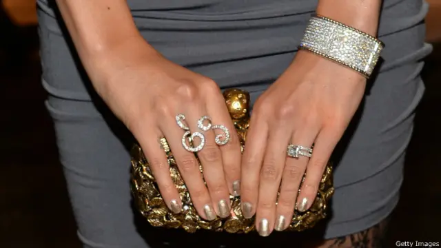 Женские руки с драгоценностями