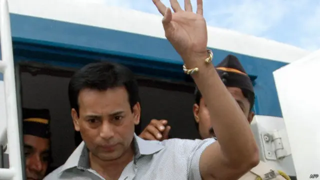 ابو سلیم 1993 میں ممبئی میں ہونے والے سلسلہ وار بم دھماکوں کے مرکزی ملزم بھی ہیں