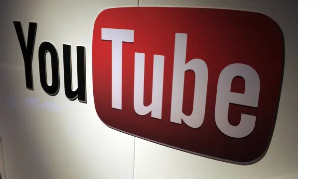 Sochli eshak suratini yoyish Ayollar yigitning kokrak uchlarini opadilar