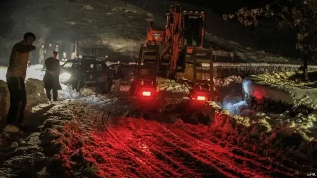 فرق الإنقاذ والمدنيون يجتهدون في شق الطرق عبر الثلوج