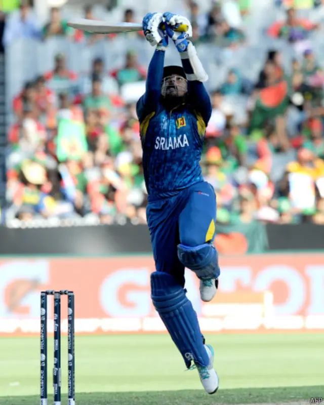 آسٹریلیا کے شہر میلبرن میں کرکٹ ورلڈ کپ کے سلسلے میں پول اے کے میچ میں سری لنکا نے بنگلہ دیش کے خلاف ٹاس جیت کر پہلے بیٹنگ کرتے ہوئے 332 رنز بنائے۔