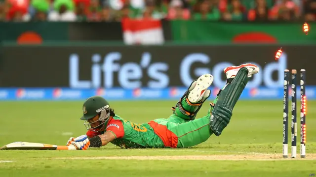 محمود اللہ رن آؤٹ سے بچنے کے لیے ڈائیو مار رہے ہیں۔ محمود اللہ 28 رنز سکور کر کے کیچ آؤٹ ہوئے۔