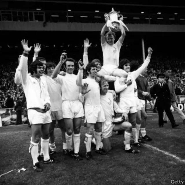 Crowe se hizo aficionado del Leeds United cuando el equipo vivió el mejor período de su historia.