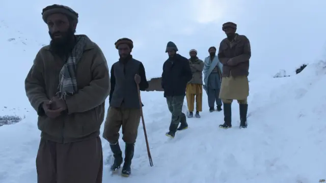 Warga sipil membantu pencarian