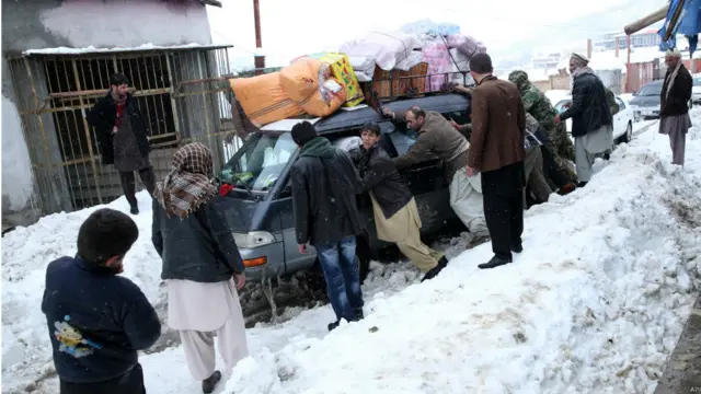 Salju menutup jalanan