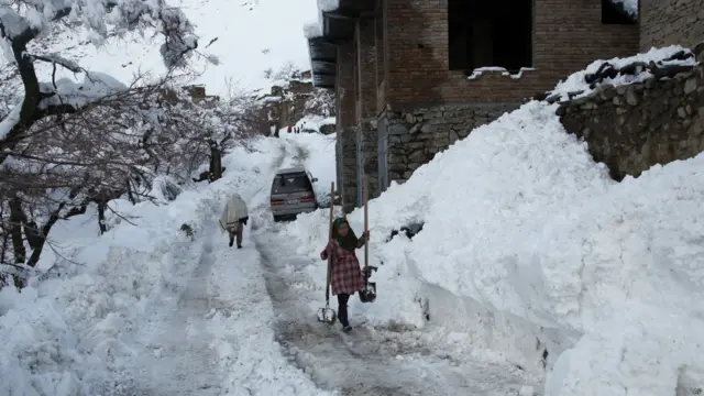 Anak-anak di tengah salju