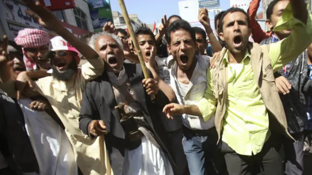 Husi karşıtı gösteriler, milisler tarafından şiddet kullanılarak bastırılıyor.