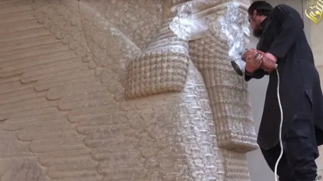 Hombre destruye escultura de toro alado