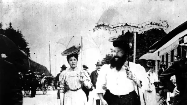 Mujer barbuda por las calles de París a principios del siglo XX