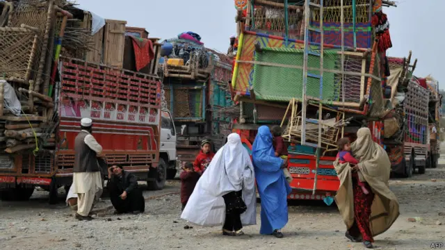 پاکستان میں افغان پناہ گزینوں کی 1979 میں آمد سے مہمان نوازی سے کوفت، قانونی و غیرقانونی اور خوف اور بدسلوکی جیسے ادوار سے گزری ہے