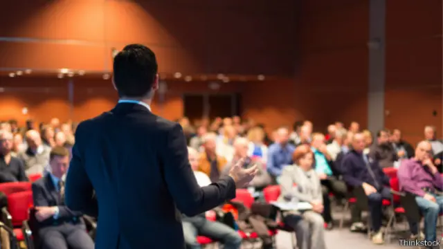 فكر فيما يريد أن يسمعه موظفوك حتى تظل معنوياتهم عالية، وليس ما يريد رؤساؤك أن تنقله إليهم.