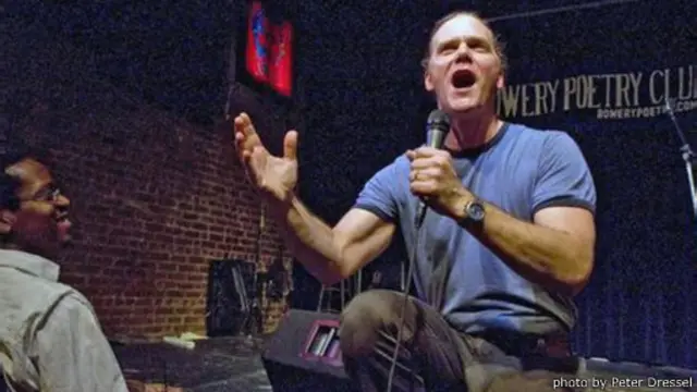 تمكن "تايلور مالي" من تحقيق شهرته من خلال خطاب ألقاه في مسابقة للشعر في عام 2000.