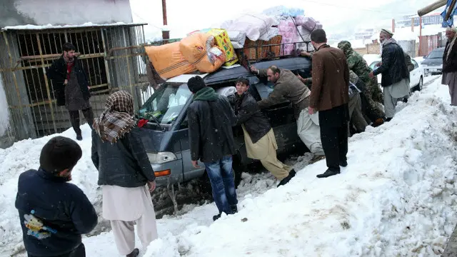پولیسو پنجشیر ولایت کې له واورو لاندې ځینې مړي رایستلي او لېږدولي دي