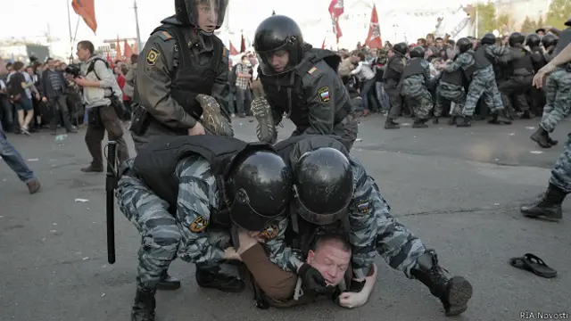 Задержание участника акции протеста на Болотной площади в Москве 6 мая 2012 года